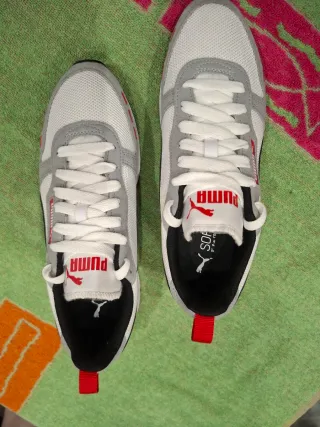 Zapatillas Puma grises y blancas