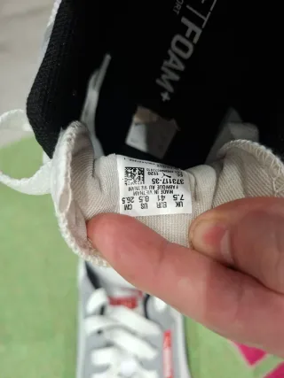 Zapatillas Puma grises y blancas