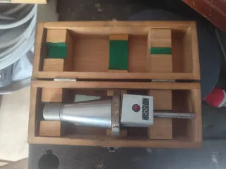 Caja de madera con herramienta