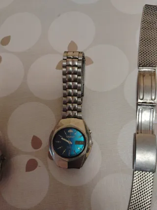 Relojes de pulsera plateados y dorados