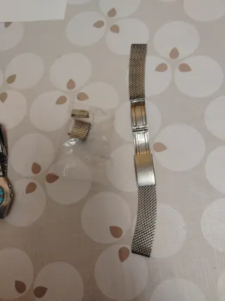 Relojes de pulsera plateados y dorados