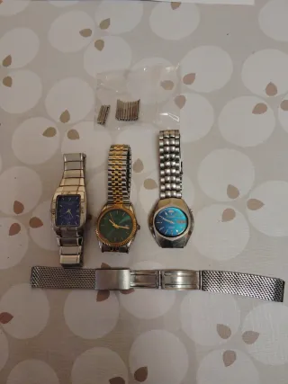 Relojes de pulsera plateados y dorados