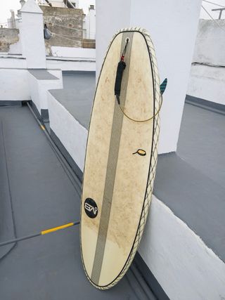 Tabla de surf MB con quillas