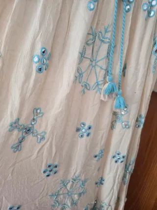 Vestido largo beige y azul bordado