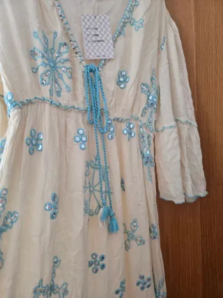 Vestido largo beige y azul bordado