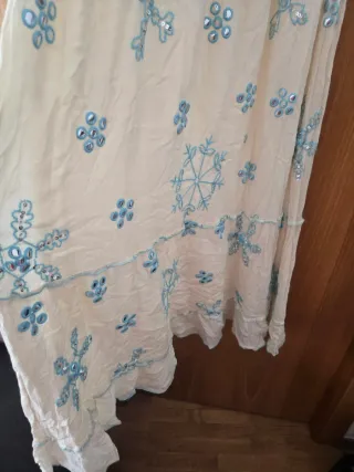 Vestido largo beige y azul bordado