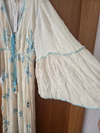 Vestido largo beige y azul bordado