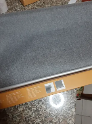 Tenda a rullo senza fili grigia