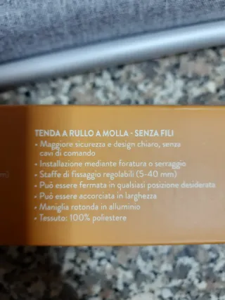Tenda a rullo senza fili grigia