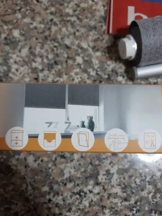 Tenda a rullo senza fili grigia