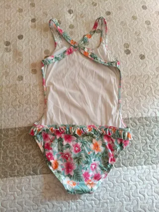 Bañador niña talla 15/16 puede dar menos talla