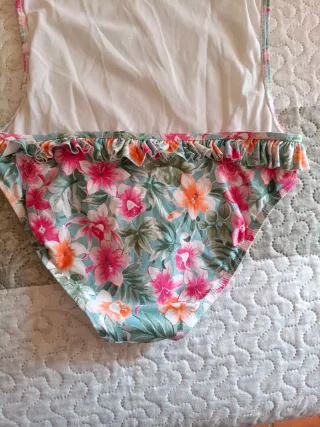 Bañador niña talla 15/16 puede dar menos talla