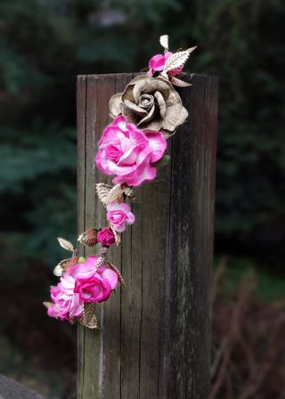 Corona de flores rosa fucsia y dorada