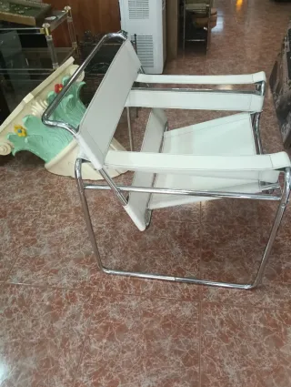 2 Poltrone Wasil in Pelle Bianca + Tavolino