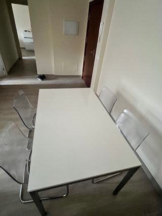 Mesa de comedor y 4 sillas transparentes
