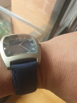 Reloj plateado con correa azul