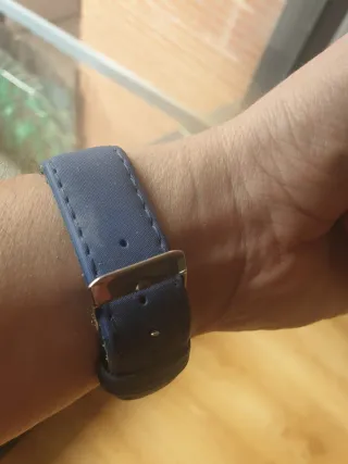 Reloj plateado con correa azul