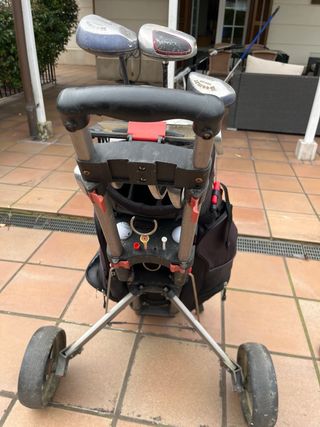 Carro de golf manual con palos