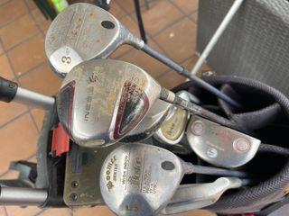 Carro de golf manual con palos