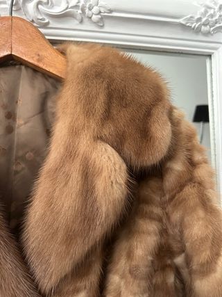 Abrigo de pelo marrón con cinturón