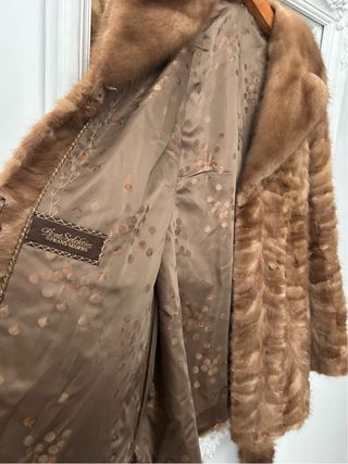 Abrigo de pelo marrón con cinturón