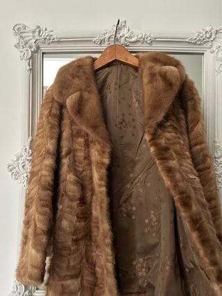 Abrigo de pelo marrón con cinturón
