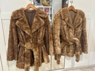 Abrigo de pelo marrón con cinturón