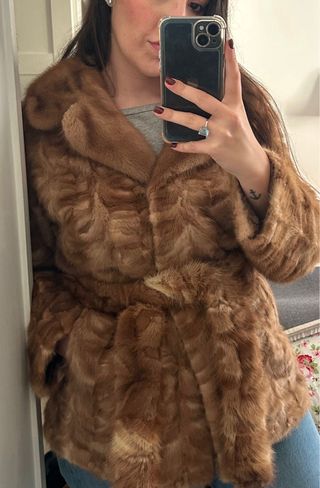 Abrigo de pelo marrón con cinturón