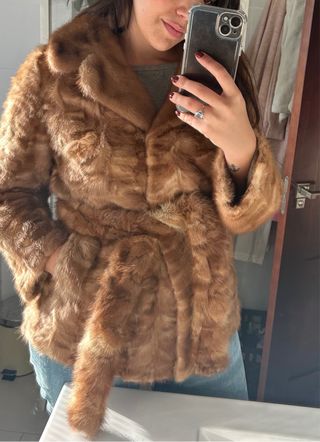Abrigo de pelo marrón con cinturón