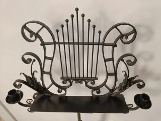 Atril antiguo de forja con candelabros.