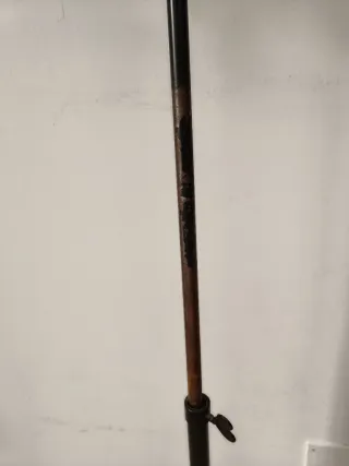 Atril antiguo de forja con candelabros.