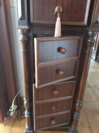 Mesilla de noche antigua de madera y mármol