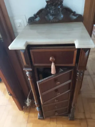 Mesilla de noche antigua de madera y mármol