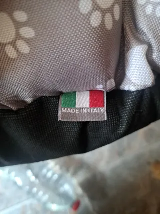 Cama para perro con estampado de huellas