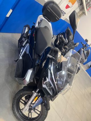 QJ Motor ATR 125cc Scooter Negro/Plata. Con BAÚL
