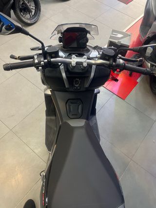 QJ Motor ATR 125cc Scooter Negro/Plata. Con BAÚL