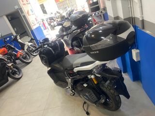 QJ Motor ATR 125cc Scooter Negro/Plata. Con BAÚL