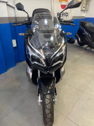 QJ Motor ATR 125cc Scooter Negro/Plata. Con BAÚL