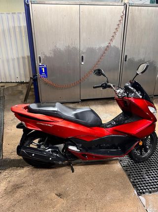 Honda PCX 125 Roja Scooter Automática