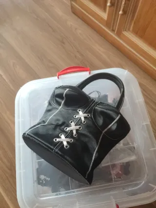 Bolso fetish negro. Estilo gótico