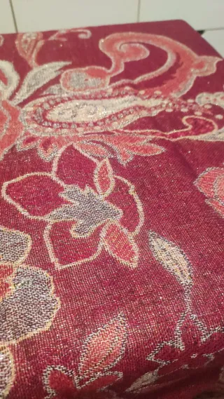 Fular elegante con estampado floral