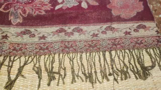 Fular elegante con estampado floral