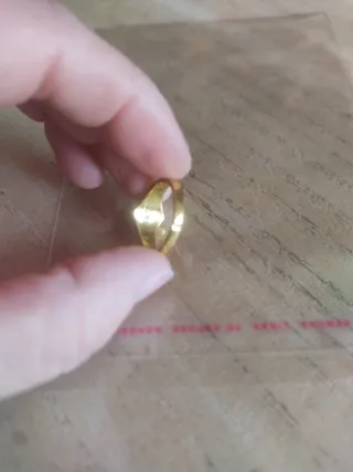 Anello ottone dorato con pietra rossa sintetica