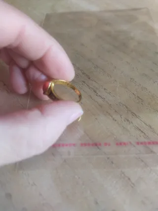 Anello ottone dorato con pietra rossa sintetica