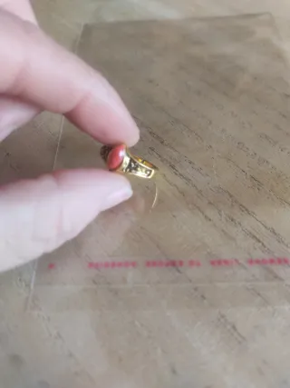 Anello ottone dorato con pietra rossa sintetica