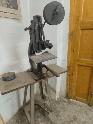 Máquina cosedora a pedal antigua