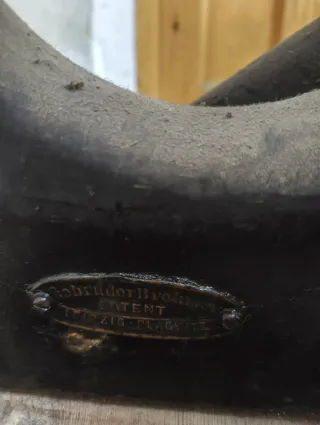 Máquina cosedora a pedal antigua