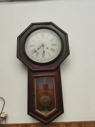 Reloj de pared antiguo de madera