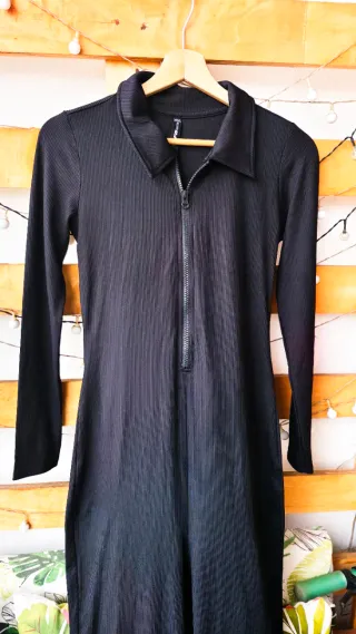 Mono negro ajustado con cremallera