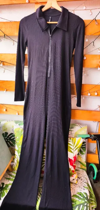 Mono negro ajustado con cremallera